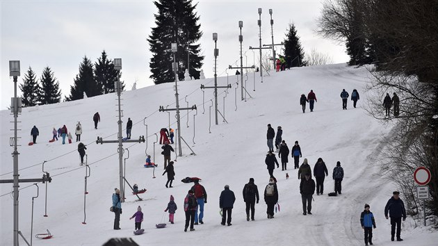 První letošní víkend přijelo za zimními radovánkami do střediska Kohútka v Javorníkách mnoho lidí. Navzdory tomu, že vleky zůstaly vypnuté.