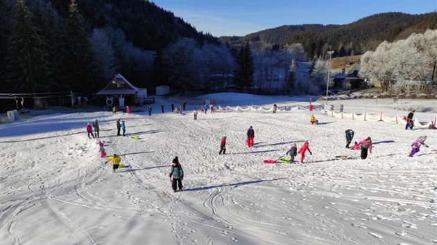 Lidé si jezdí užívat zimu na lyžařské svahy Resortu Valachy ve Velkých Karlovicích.