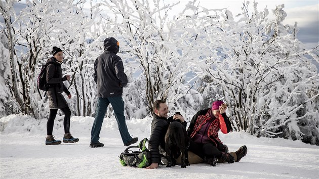 I přes uzavřené skiareály a hotely a další opatření nouzového stavu, zamířilo do Beskydských hor veliké množství návštěvníků. Ostravice (2. ledna 2021)