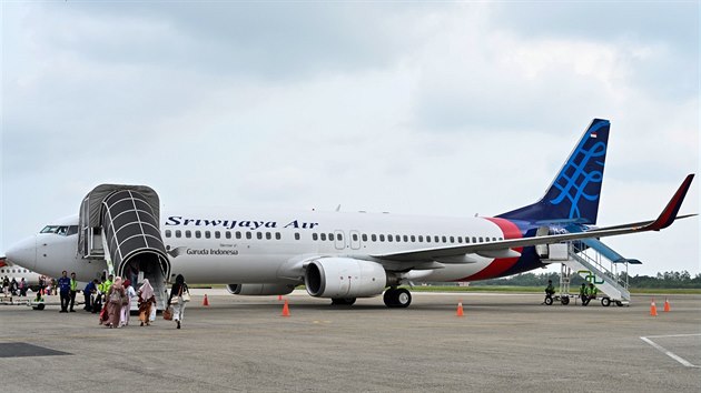 Letoun Boeing 737 800 společnosti Sriwijaya Air na letišti v Padangu na Sumatře. (14. září 2020)