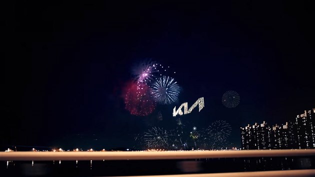 Kia během světelné show odhalila nové logo
