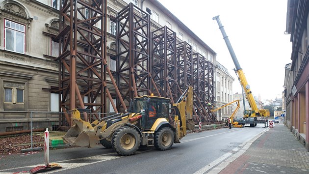 Dělníci zahájili v Jablonci nad Nisou v Podhorské ulici práce na odstraňování mohutné ocelové konstrukce podpírající budovu střední školy.
