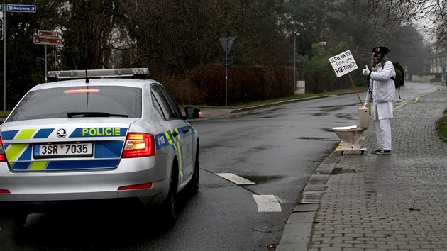 Ped domem premira Andreje Babie v Prhonicch se sely destky lid, kte pili protestovat proti vldnm opatenm i proti samotnmu premirovi. K domu demonstranti donesli i rakev. (3. ledna 2021)