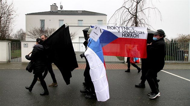 Ped domem premira Andreje Babie v Prhonicch se sely destky lid, kte pili protestovat proti vldnm opatenm i proti samotnmu premirovi. K domu demonstranti donesli i rakev. (3. ledna 2021)