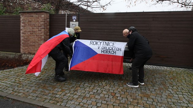 Ped domem premira Andreje Babie v Prhonicch se sely destky lid, kte pili protestovat proti vldnm opatenm i proti samotnmu premirovi. K domu demonstranti donesli i rakev. (3. ledna 2021)