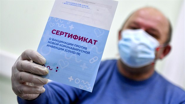 Moskevský senior ukazuje certifikát o očkování proti onemocnění covid-19. Úřady začaly nabízet domácí vakcínu Sputnik V poté, co ji ruské ministerstvo zdravotnictví schválilo k použití. (28. prosince 2020)