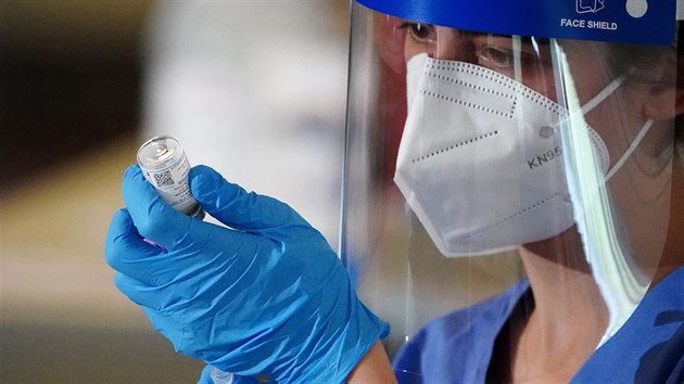 Americk zdravotnice pipravuje vakcnu proti koronaviru od americk spolenosti Moderna. (21. prosince 2020)