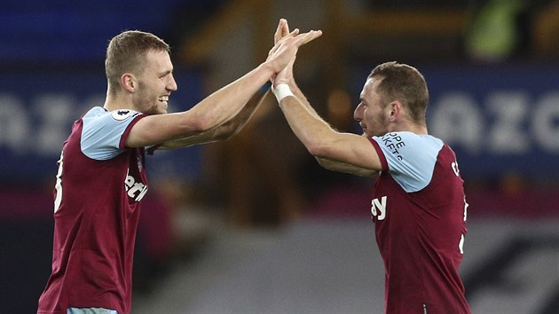 Radost českých spoluhráčů z West Hamu: vlevo Tomáš Souček, vpravo Vladimír Coufal.