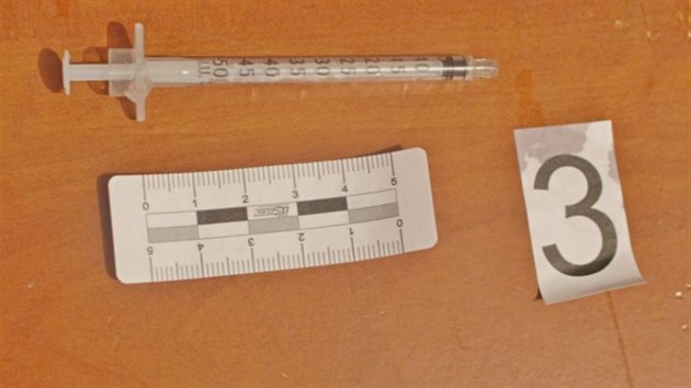 Injekční stříkačka, kterou lupiči vpravili pervitin do těla přepadeného muže.