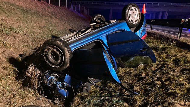 Peugeot 206 skonil po nehod na stee v pkop. Uvnit utrply tk zrann dv eny. (5. ledna 2021)