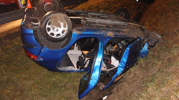 Peugeot 206 skončil na střeše mimo silnici, z vozu hasiči vystřihávali dvě těžce zraněné ženy.