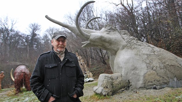 Milo Schaffelhofer vytv v arelu Hornickho muzea pravkou vesnici, nyn je na ad dospl mamut.