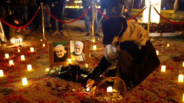 Iran si pipomnaj jeden rok od smrti rnskho generla Ksema Solejmnho, kterho na pkaz americkho prezidenta Donalda Trumpa zabila americk armda na irckm letiti u Bagddu. (3. ledna 2021)