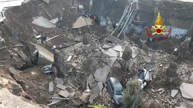 Ped nemocnic v italsk Neapoli se propadla silnice. (8. ledna 2021)
