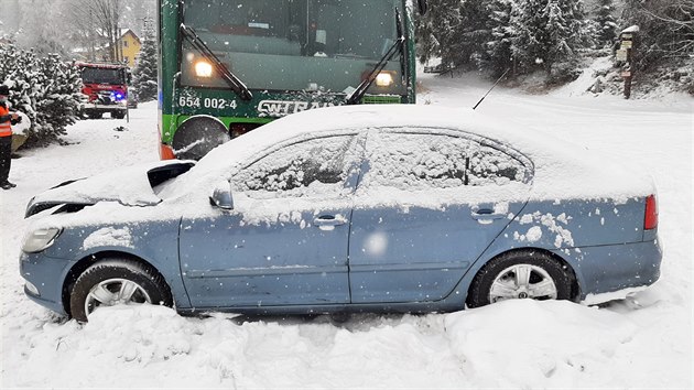 Auto na zasnen silnici doklouzalo pod vlak. Nehoda se stala v Kubov Huti.