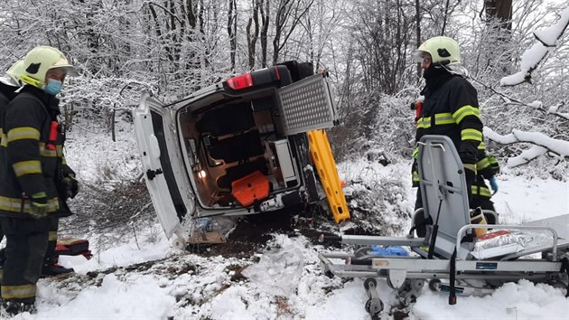 Nehoda sanity u části obce Dobré - Hlinné na Rychnovsku. (7. 1. 2021)