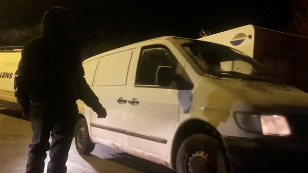 Francouzsk policie ukonila velkou prty, kter se nedaleko bretaskho Rennes v rozporu s protikoronavirovmi restrikcemi konala u od silvestrovskho veera. Sjelo se na ni kolem 2 500 lid z Francie i ze zahrani. (2. ledna 2021)