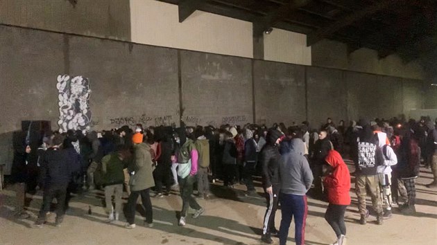 Francouzská policie ukončila velkou párty, která se nedaleko bretaňského Rennes v rozporu s protikoronavirovými restrikcemi konala už od silvestrovského večera. Sjelo se na ni kolem 2 500 lidí z Francie i ze zahraničí. (2. ledna 2021)