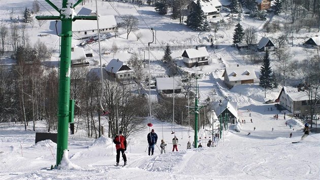 Lyžařský areál v Mladkově-Petrovičkách v dobách své největší slávy. V roce 2013 se na svahu lyžovalo naposledy.