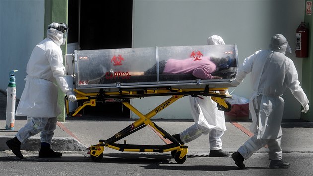 Zchrani pesouvaj pacienta podezelho z infekce koronavirem do nemocnice v Mexico City. Mexiko zaznamenalo vce ne 124 000 mrt na covid-19. (30. prosince 2020)