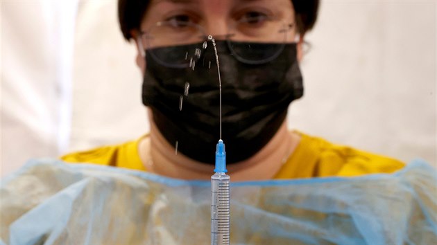 Zdravotní pracovník připravuje dávku vakcíny Pfizer-BioNtech ve velkém očkovacím středisku města Tel Aviv. (31. prosince 2020)
