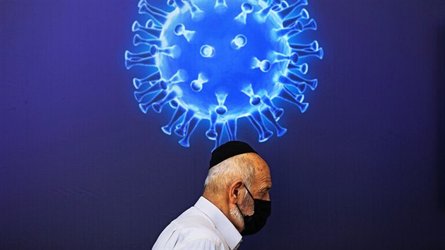 Mu v rouce ek na okovn proti koronaviru v okovacm stedisku v Jeruzalm. (4. ledna 2021)