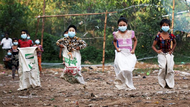 Dti s roukami se astn tradinho skoku v pytli v rmci oslav 73. vro Dne nezvislosti Myanmaru, zem jihovchodn Asie. (4. ledna 2020)