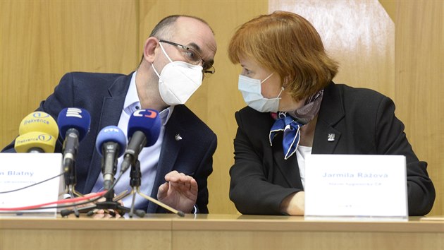 Ministr zdravotnictví Jan Blatný (vlevo) hovoří s hlavní hygieničkou Jarmilou Rážovou na tiskové konferenci k protiepidemickému systému (PES) a k centrálnímu rezervačnímu systému na očkování. (5. ledna 2021)