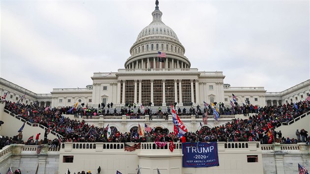 Budova Kapitolu ve Washingtonu v obleen demonstrant. (6. ledna 2021)