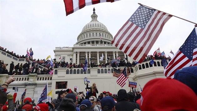 Americk policie se ped budovou Kapitolu ve Washingtonu stetla s demonstranty. Pznivci prezidenta Donalda Trumpa na mst protestovali proti potvrzen volebn porky, kterou na zasedn v budov eil Kongres. (6. ledna 2021)