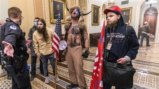 Protestující vtrhli do budovy amerického Kapitolu, kde Kongres potvrzoval výsledek prezidentských voleb. (6. ledna 2021)
