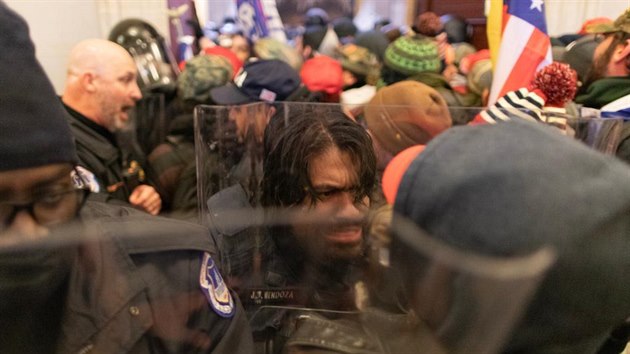 Protestujc vtrhli do budovy americkho Kapitolu, kde Kongres potvrzoval vsledek prezidentskch voleb. (6. ledna 2021)