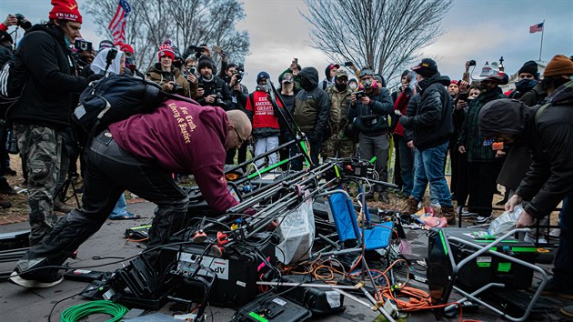 Demonstranti rozbíjí techniku televizního štábu. (6. ledna 2021)