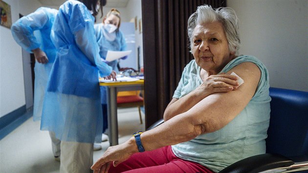 Jedna z klientek Domu pro seniory v Kobylisích chvíli po očkování vakcínou proti covidu-19. (7. ledna 2021)
