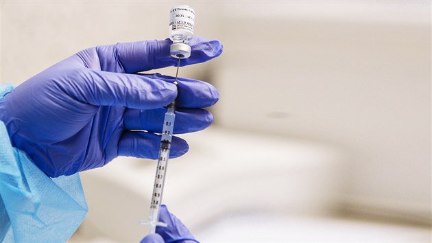 Do devti okovacch center v metropoli ve stedu dorazilo zhruba 25 000 dvek vakcny proti covidu-19 firem Pfizer a BioNTech. Jako prvn dostal dvky prv domov v Kobylisch, kter zizuje magistrt. (7. ledna 2021)