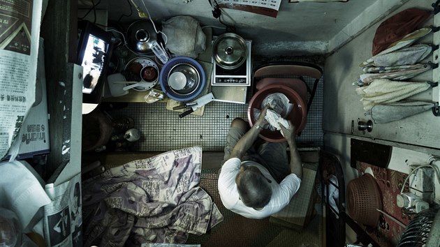 Miniaturní byty chudých obyvatel Hongkongu nafocené z ptačí perspektivy.