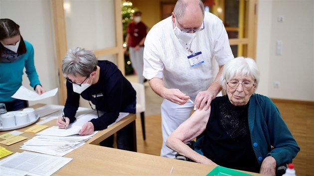 Rezidentka peovatelskho dom v Burgbernheimu dostv dvku vakcny Pfizer-BioNTech. (28. prosince 2020)