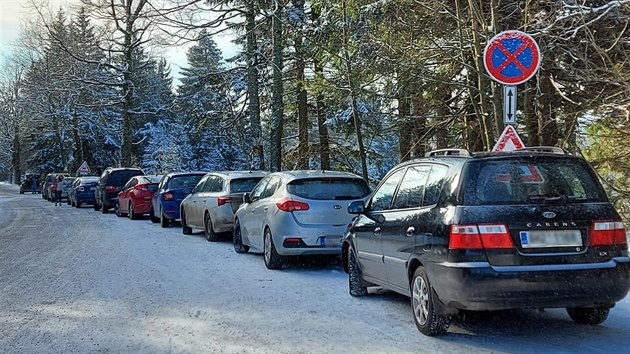 Řidiči bezohledně parkující v blízkosti hory Šerlich v Orlických horách (31. prosince 2020).