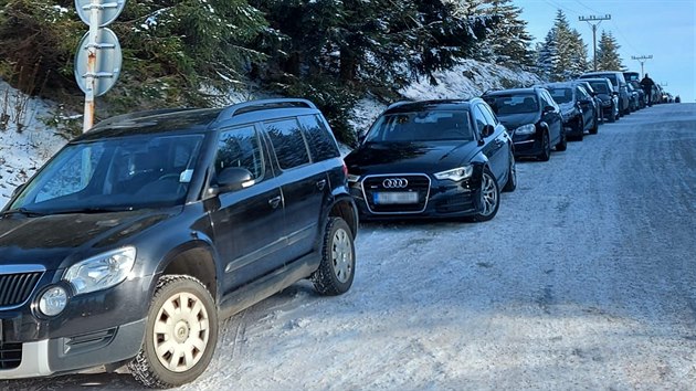 Řidiči bezohledně parkující v blízkosti hory Šerlich v Orlických horách (31. prosince 2020).