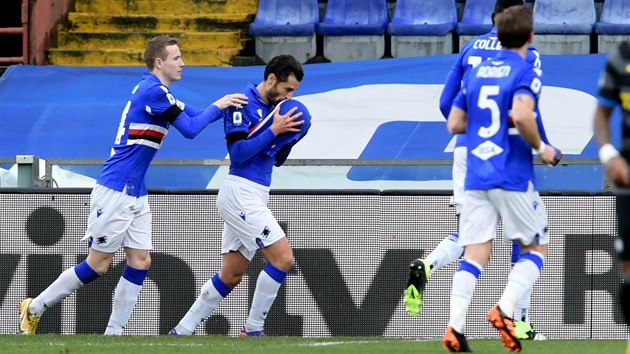 esk zlonk Jakub Jankto (vlevo) oslavuje s Antonio Candrevou gl do st Interu Miln v utkn italsk ligy.