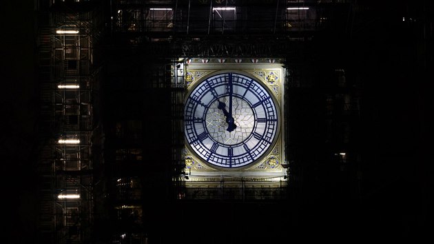 Posledn hodinu starho roku 2020 odpotvaj tak hodiny na vi Elizabeth Tower, kter je soust budovy Westminsterskho palce na behu Teme v Londn. Mezi lidmi se pro n vil nzev Big Ben, co je jmno hlavnho zvonu. (31. prosince 2020)