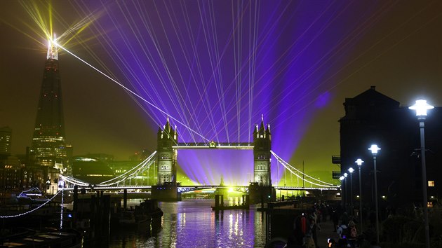 Svteln show provedla obyvatele Londna do novho roku 2021. Pozorovat ji mohli na mostu Tower Bridge vedoucm pes eku Temi, (1. ledna 2021)