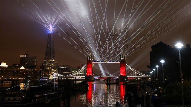 Svteln show doprovodila obyvatele Londna do novho roku 2021. Pozorovat ji mohli na mostu Tower Bridge vedoucm pes eku Temi, (1. ledna 2021)