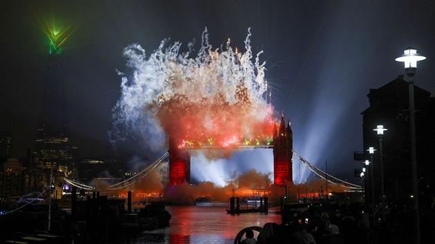 Svtelnou show na Tower Bridge doplnil novoron ohostroj. (1. ledna 2021)