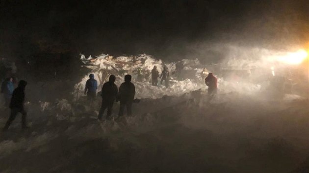 Zchrani a dobrovolnci se astn ptrac operace pot, co lavina zashla lyask stedisko v sibiskm mst Norilsk v Rusku. (9. ledna 2021)