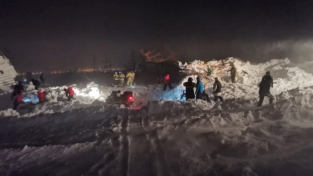 Zchrani a dobrovolnci se astn ptrac operace pot, co lavina zashla lyask stedisko v sibiskm mst Norilsk v Rusku. Podailo se jim zachrnit ivot jednoho chlapce. (9. ledna 2021)