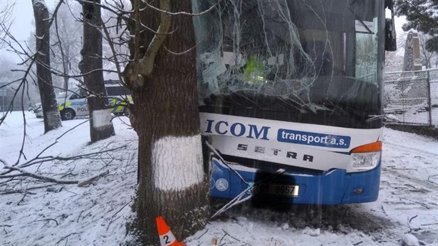 Ve stedu rno havaroval koln autobus na Jindichohradecku, dva lid se lehce zranili. (6. ledna 2021)