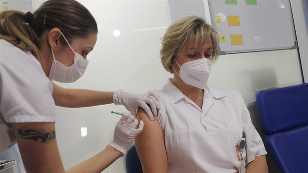 Během víkendu dostaly první dávku vakcíny přibližně dvě stovky zdravotníků jihlavské nemocnice.