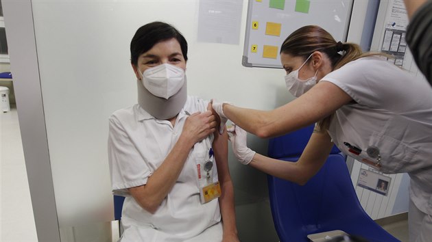 Během víkendu dostaly první dávku vakcíny přibližně dvě stovky zdravotníků jihlavské nemocnice.