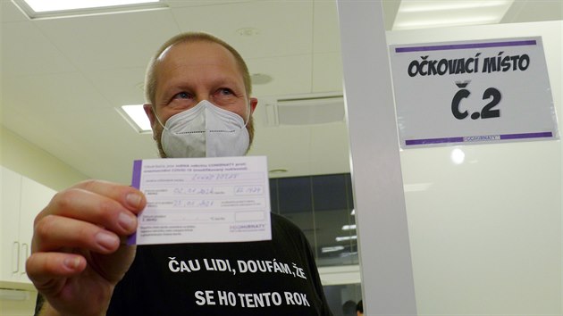 Ředitel jihlavské nemocnice Lukáš Velev s potvrzením o očkování. Na lístečku je zároveň uveden termín druhé dávky.